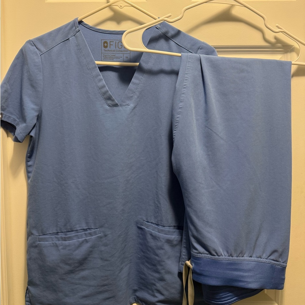 Figs Women’s Ceil Blue Scrub Set: Top X-Small, Bottoms Small Petite